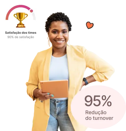 Mulher segurando um tablet, sorrindo e com a descrição: redução de turnover em até 95% e um aumento consideravel na satisfação dos times